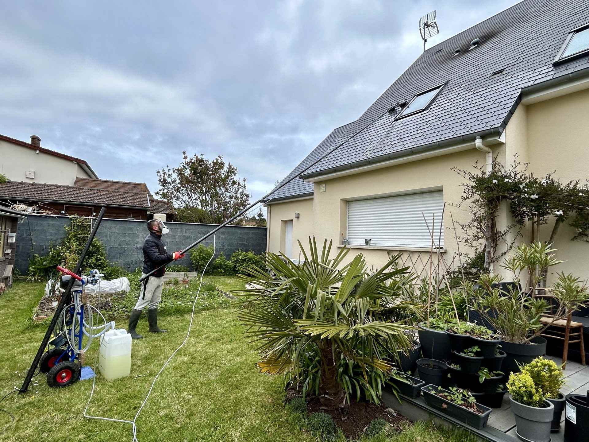 Homme nettoyant le toit extérieur
