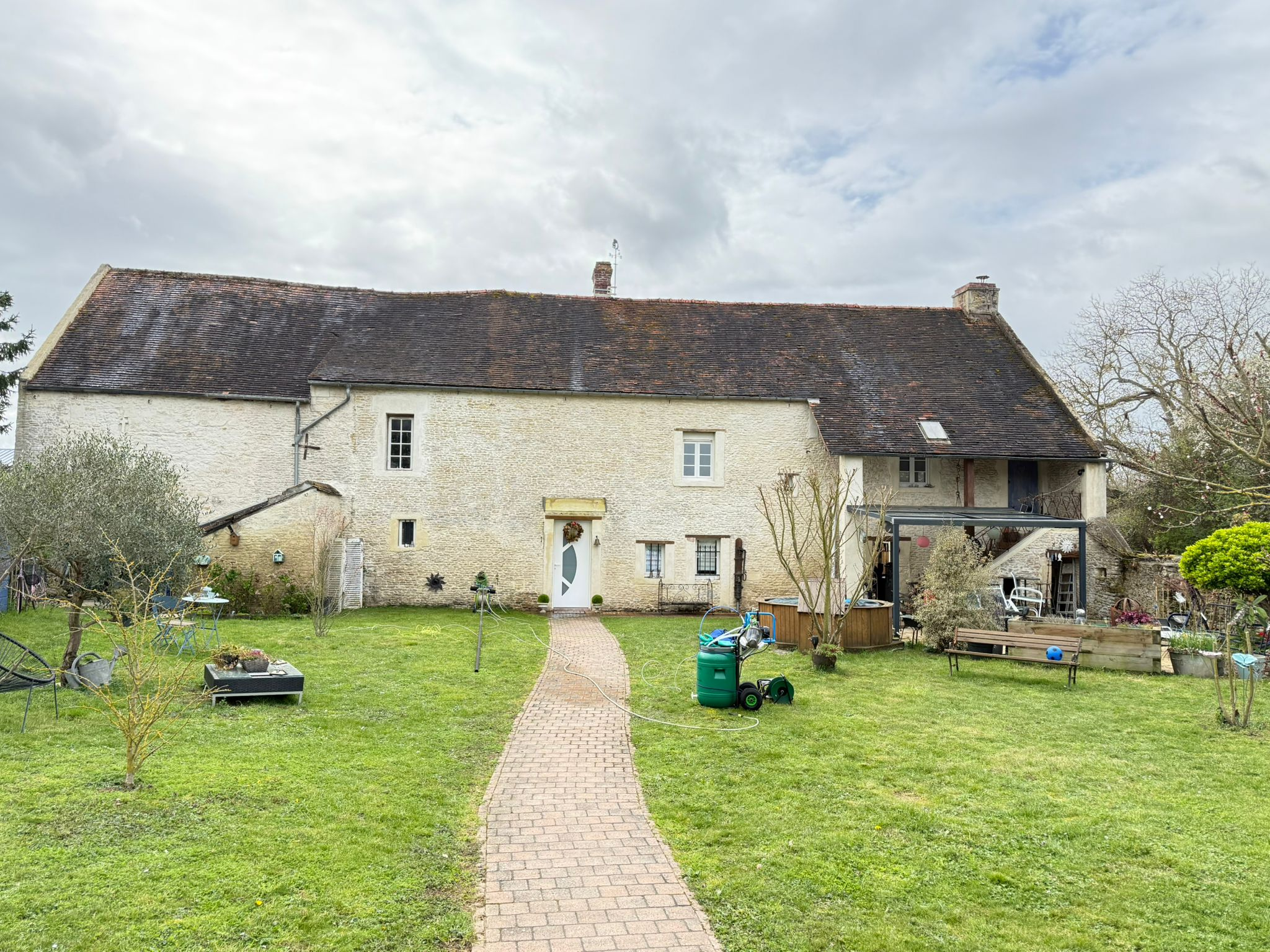 Grattage mousses et aspiration gouttières avant traitement toiture