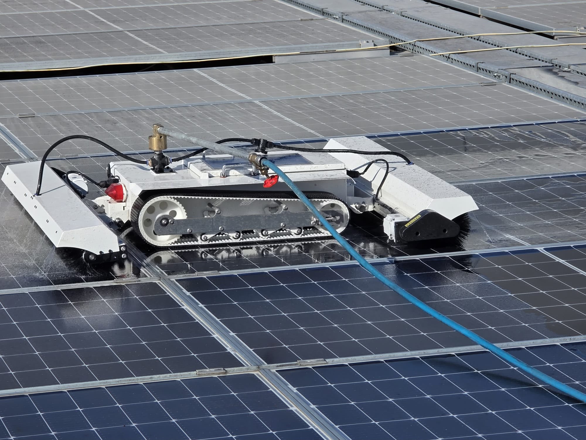 Kit robot de nettoyage de panneaux solaires à l'eau pure — Pulv&Drone